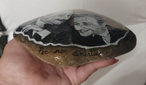 Cinzia Corti dona sasso al sottosegretario agli Interni Molteni 5 cinzia corti4 2