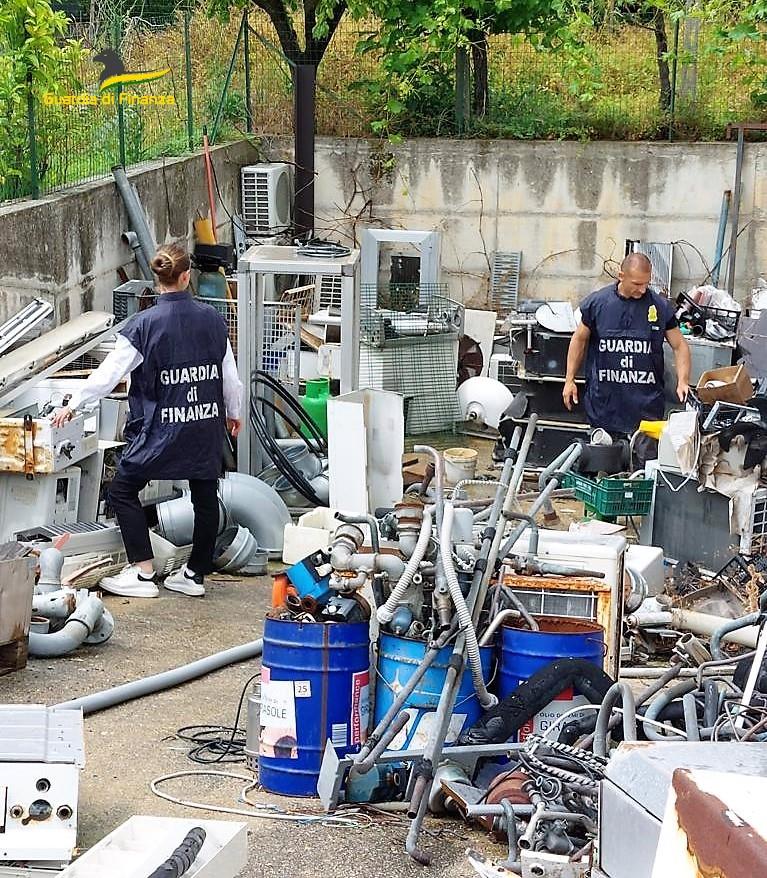 Sequestro area per deposito di rifiuti in avanzato stato di degrado 2 gdf1