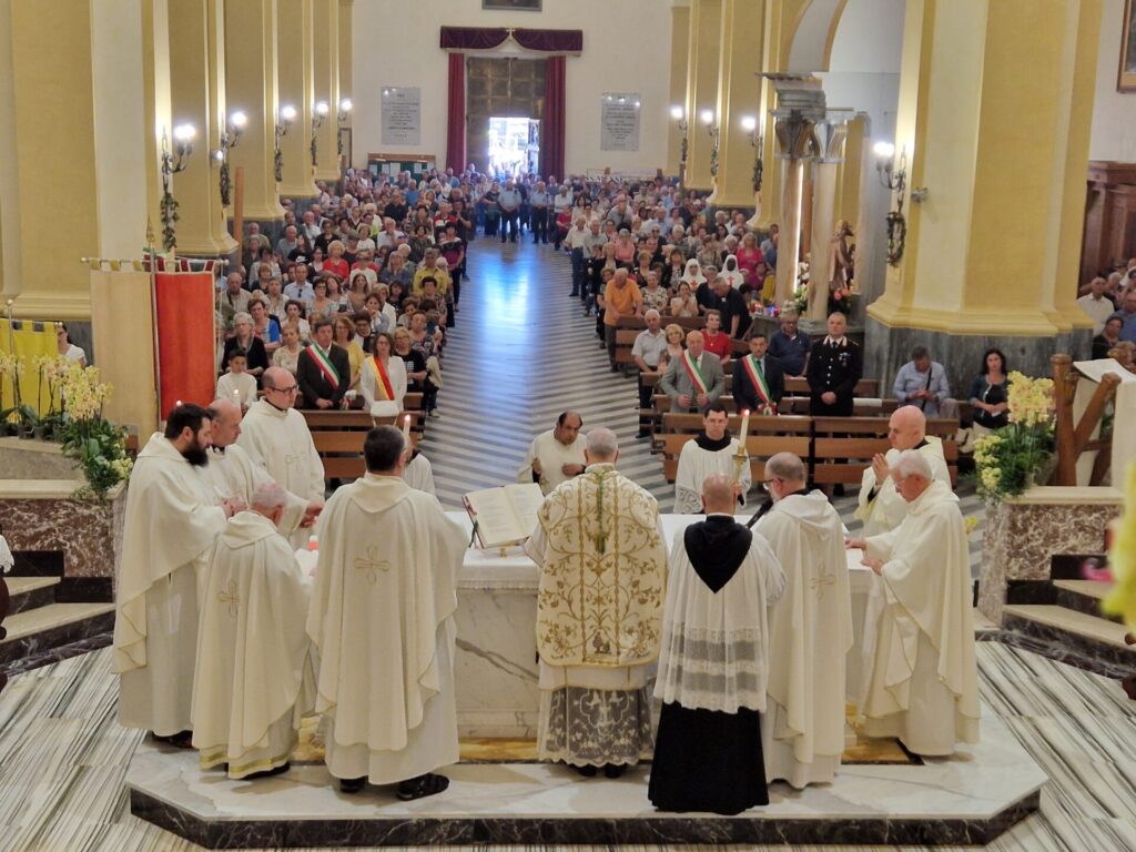 Casalbordino, ieri ultimo giorno di festa: la processione poi Vibrazioni in concerto 2 miracoli 1