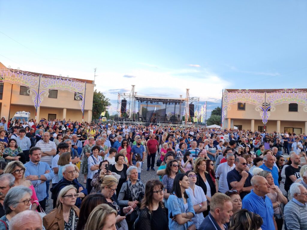 Casalbordino, ieri ultimo giorno di festa: la processione poi Vibrazioni in concerto 13 miracoli 12