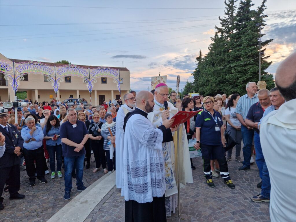 Casalbordino, ieri ultimo giorno di festa: la processione poi Vibrazioni in concerto 15 miracoli 14