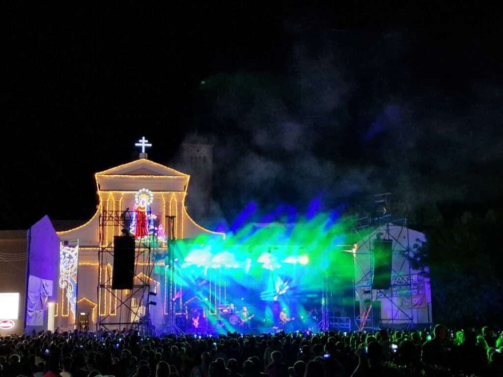 Casalbordino, ieri ultimo giorno di festa: la processione poi Vibrazioni in concerto 18 miracoli 17