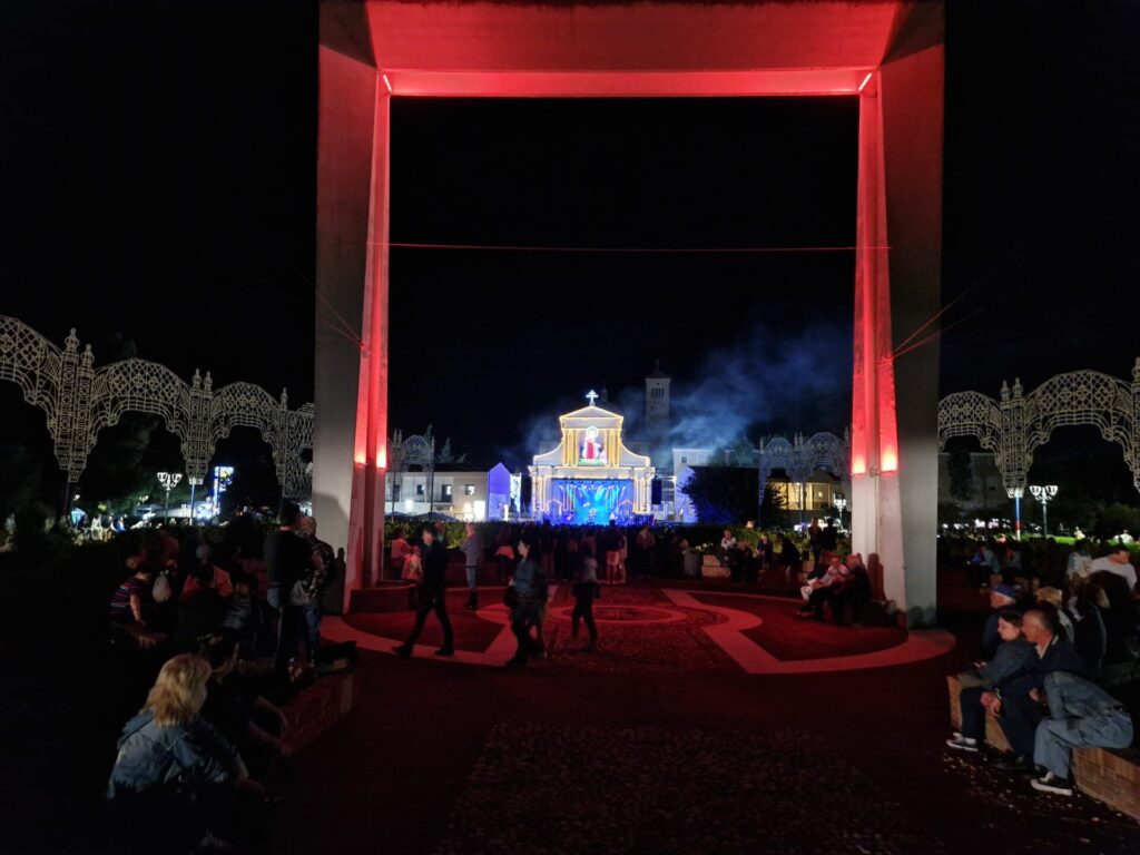 Casalbordino, ieri ultimo giorno di festa: la processione poi Vibrazioni in concerto 21 miracoli 21