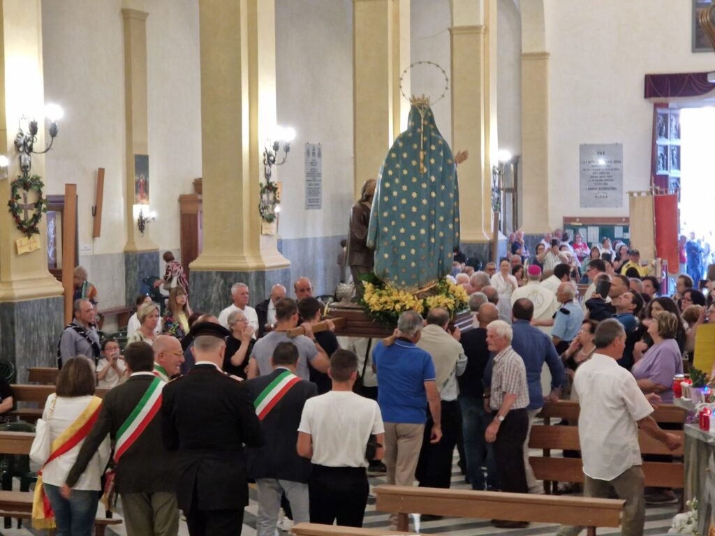 Casalbordino, ieri ultimo giorno di festa: la processione poi Vibrazioni in concerto 4 miracoli 3