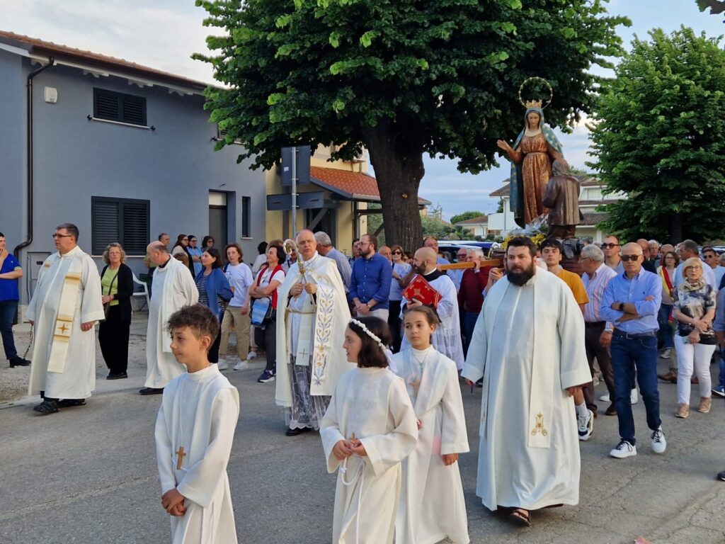 Casalbordino, ieri ultimo giorno di festa: la processione poi Vibrazioni in concerto 7 miracoli 6