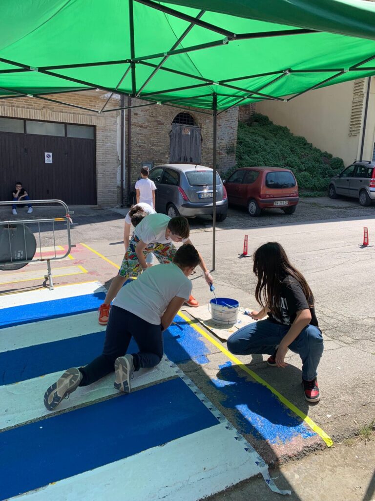 Strisce pedonali a Pollutri grazie alla scuola media 6 pollutri3