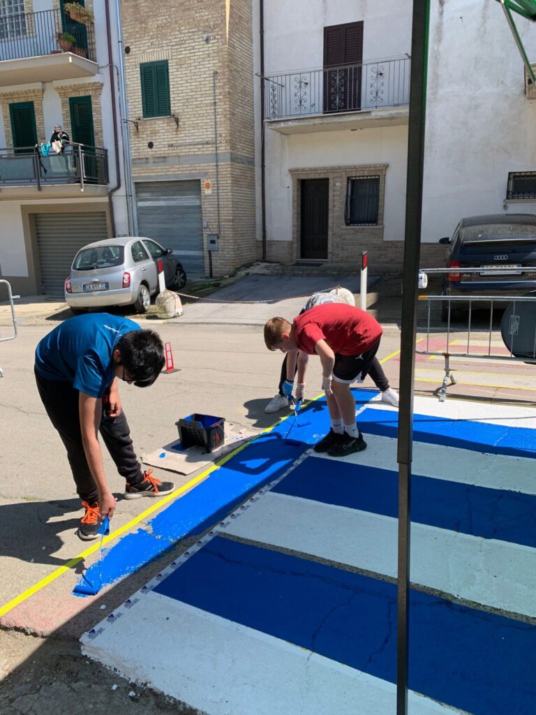 Strisce pedonali a Pollutri grazie alla scuola media 7 pollutri5