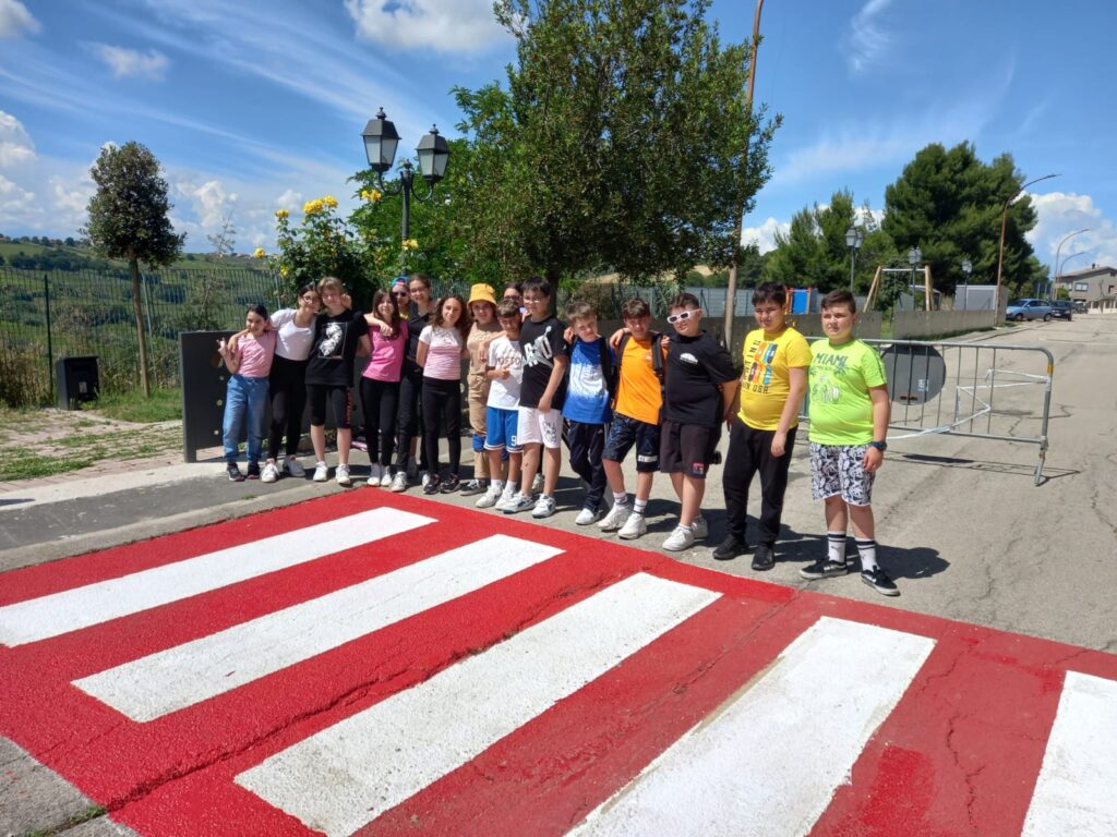 Strisce pedonali a Pollutri grazie alla scuola media 4 pollutri6
