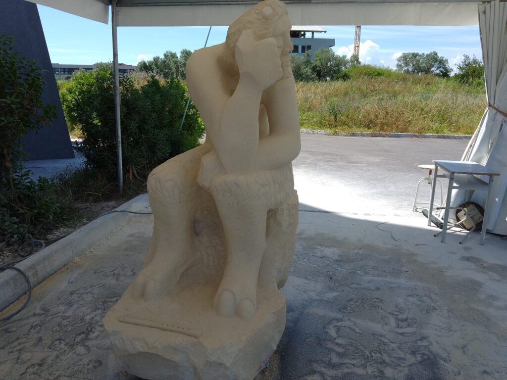 "Satiro pensante" pronto per il mondo immaginario del Parco nazionale 4 scultura 1