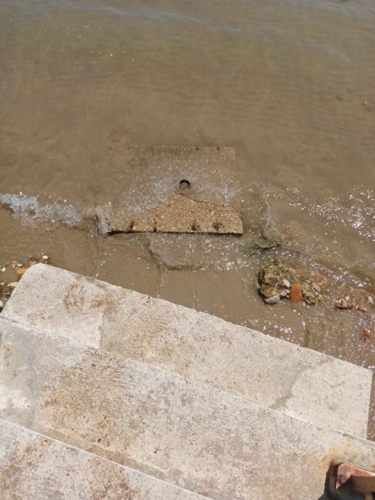 Tombino sporgente in acqua alla Bagnante 2 tombino bagnannte1