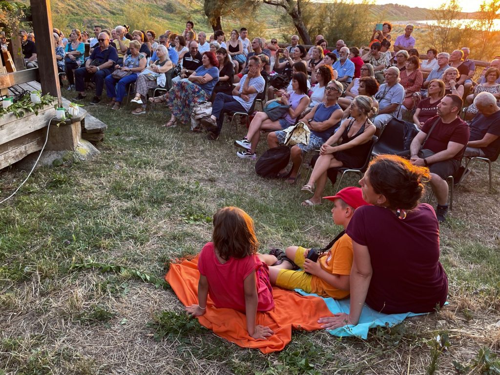 Musica al tramonto sulla spiaggia di Punta Penna 5 IMG 5776
