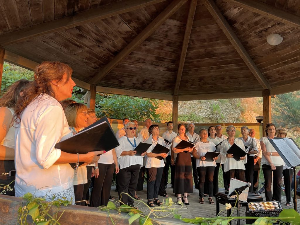 Musica al tramonto sulla spiaggia di Punta Penna 6 IMG 5780