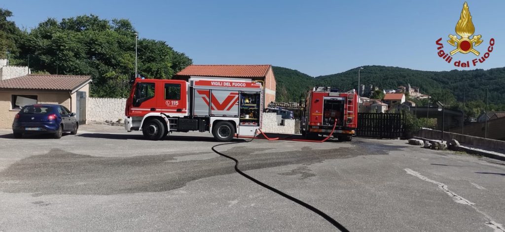 Incendio a Carpinone: vigili del fuoco domano le fiamme sotto tettoia 4 IMG 8466 W