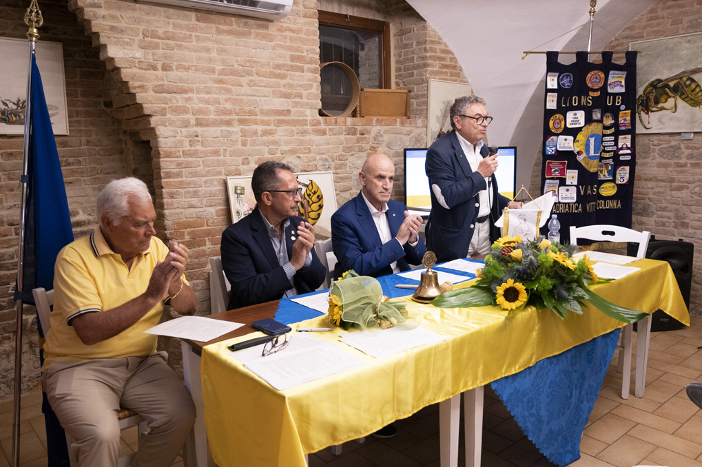 Massimo Molino è il nuovo presidente del Lions Club Vasto Adriatica Vittoria Colonna 7 Passaggio del martelletto 20230724 001
