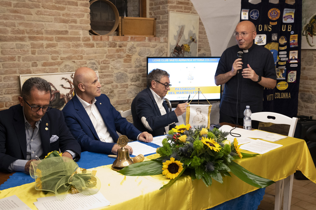 Massimo Molino è il nuovo presidente del Lions Club Vasto Adriatica Vittoria Colonna 2 Passaggio del martelletto 20230724 003