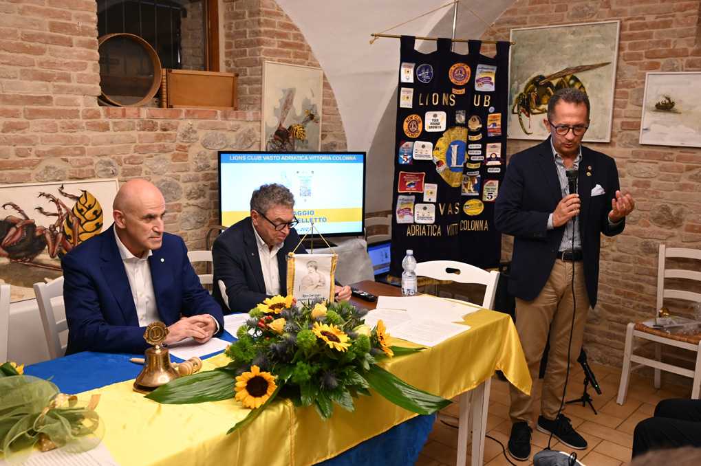 Massimo Molino è il nuovo presidente del Lions Club Vasto Adriatica Vittoria Colonna 4 Passaggio del martelletto 20230724 004