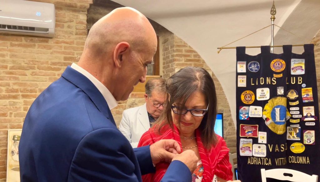 Massimo Molino è il nuovo presidente del Lions Club Vasto Adriatica Vittoria Colonna 3 Passaggio del martelletto 20230724 005