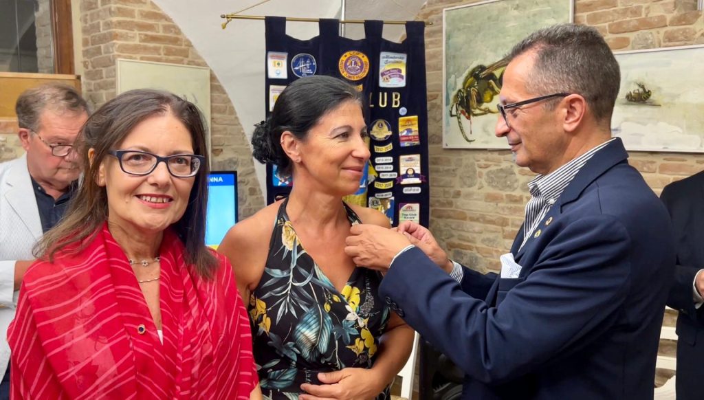 Massimo Molino è il nuovo presidente del Lions Club Vasto Adriatica Vittoria Colonna 6 Passaggio del martelletto 20230724 006