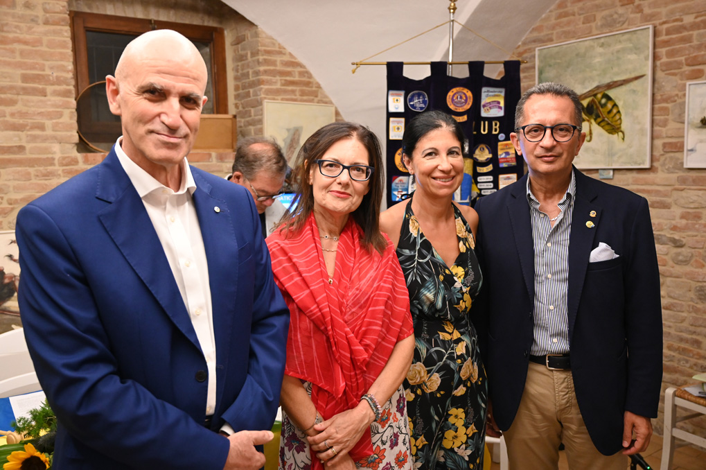 Massimo Molino è il nuovo presidente del Lions Club Vasto Adriatica Vittoria Colonna 8 Passaggio del martelletto 20230724 007