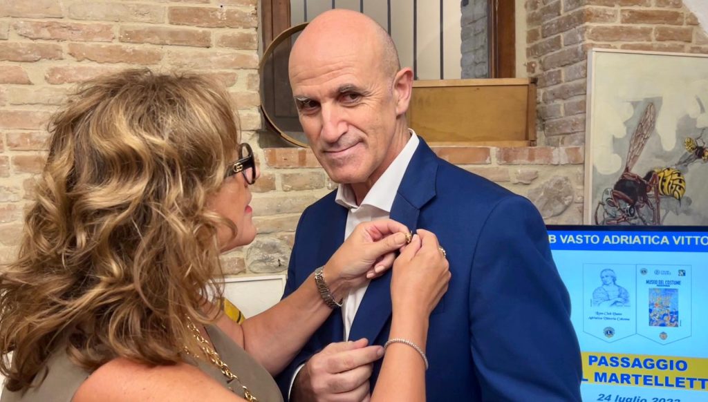 Massimo Molino è il nuovo presidente del Lions Club Vasto Adriatica Vittoria Colonna 11 Passaggio del martelletto 20230724 010