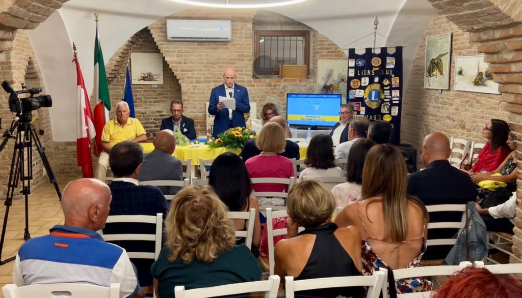 Massimo Molino è il nuovo presidente del Lions Club Vasto Adriatica Vittoria Colonna 14 Passaggio del martelletto 20230724 012