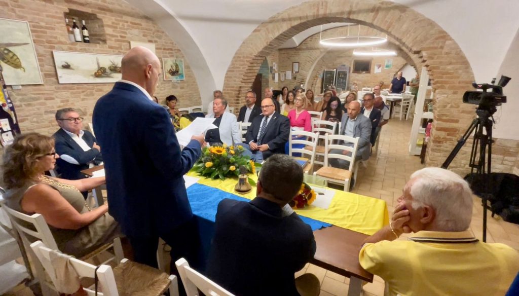 Massimo Molino è il nuovo presidente del Lions Club Vasto Adriatica Vittoria Colonna 15 Passaggio del martelletto 20230724 013