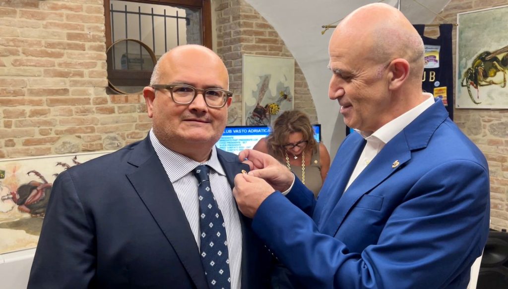 Massimo Molino è il nuovo presidente del Lions Club Vasto Adriatica Vittoria Colonna 16 Passaggio del martelletto 20230724 014