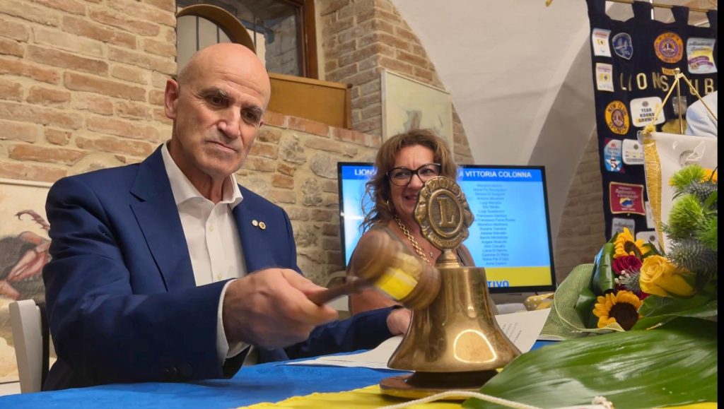 Massimo Molino è il nuovo presidente del Lions Club Vasto Adriatica Vittoria Colonna 19 Passaggio del martelletto 20230724 017