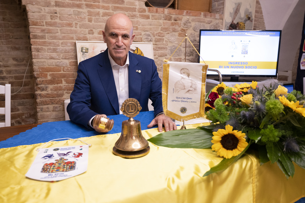 Massimo Molino è il nuovo presidente del Lions Club Vasto Adriatica Vittoria Colonna 20 Passaggio del martelletto 20230724 018