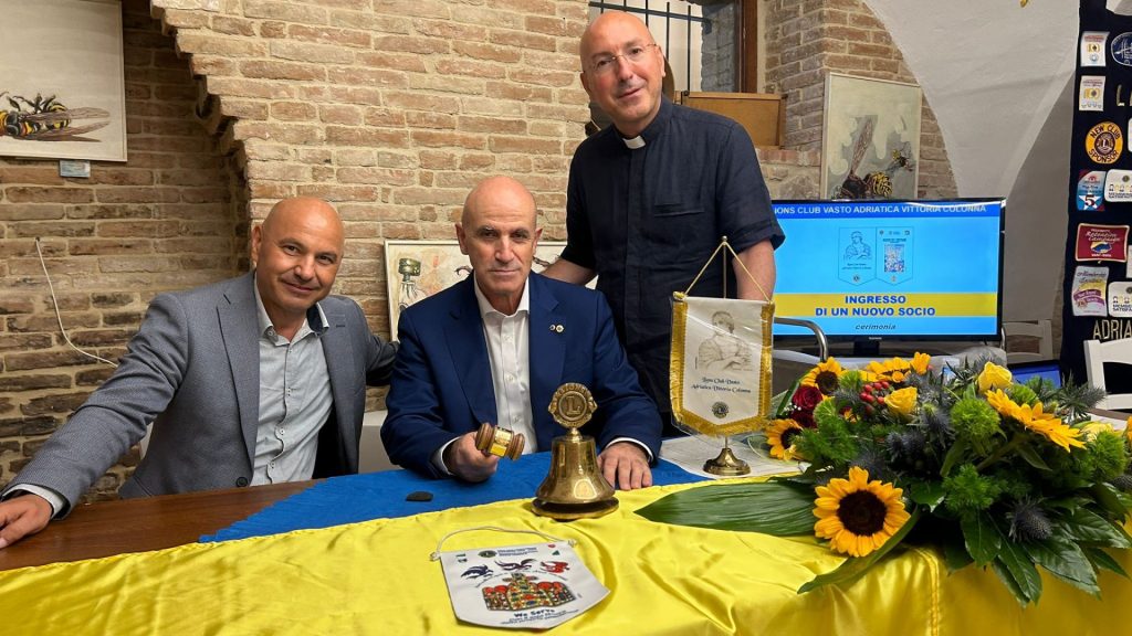 Massimo Molino è il nuovo presidente del Lions Club Vasto Adriatica Vittoria Colonna 21 Passaggio del martelletto 20230724 019