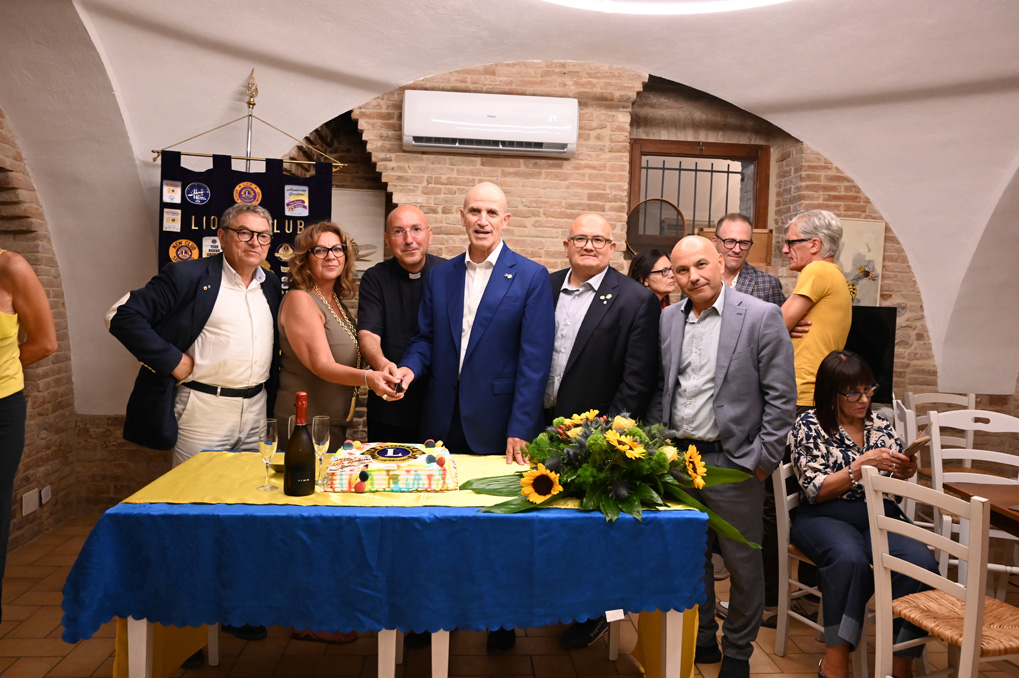 Massimo Molino è il nuovo presidente del Lions Club Vasto Adriatica Vittoria Colonna 23 Passaggio del martelletto 20230724 022