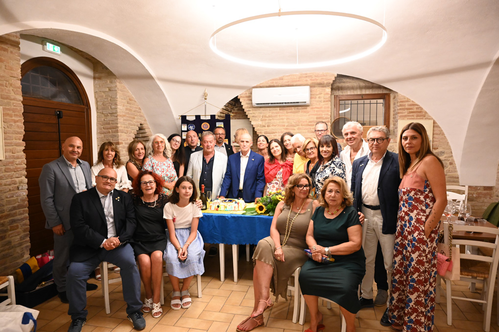 Massimo Molino è il nuovo presidente del Lions Club Vasto Adriatica Vittoria Colonna 24 Passaggio del martelletto 20230724 023