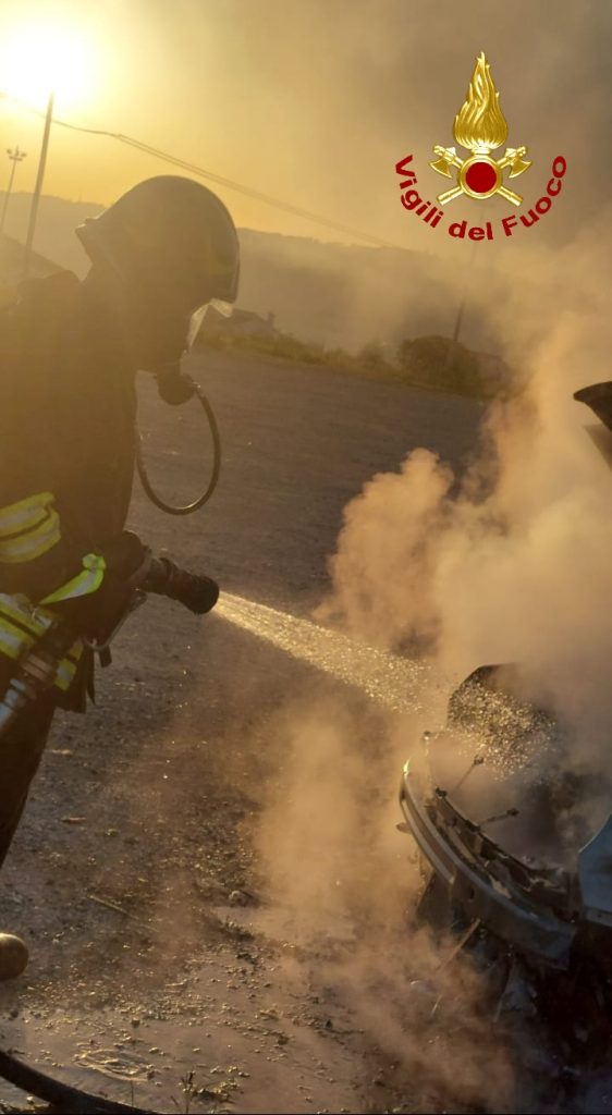 Auto in fiamme all'alba 3 Photo 1689570960314