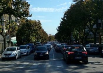 Traffico paralizzato in Via Giulio Cesare