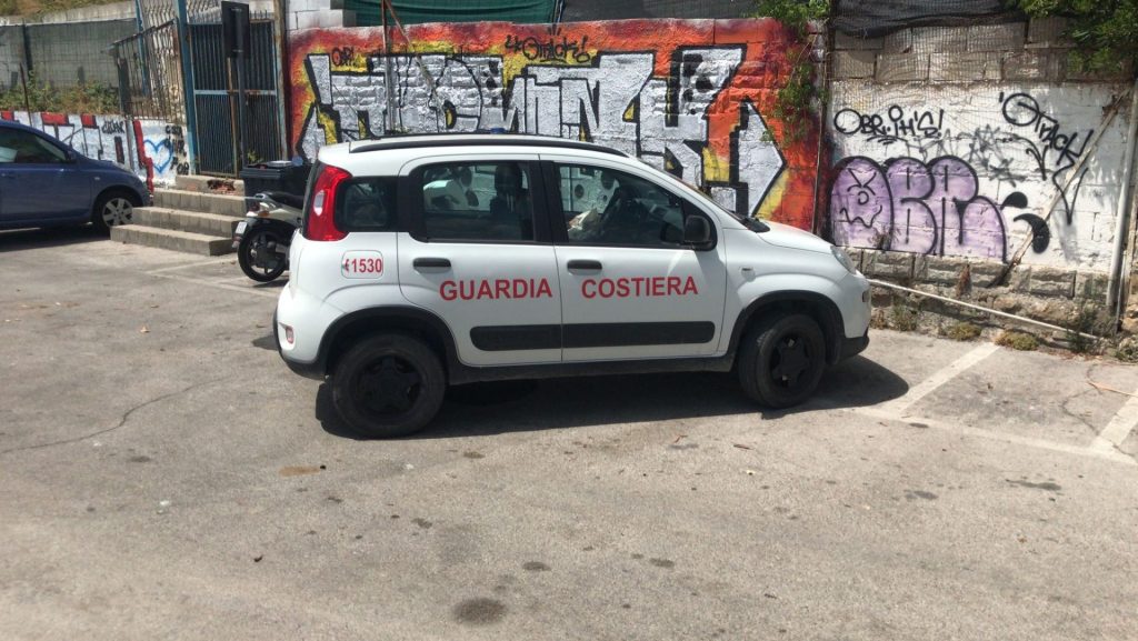 Colto da malore in acqua, perde la vita uomo di Montenero di Bisaccia 1 auto guardia costiera 1