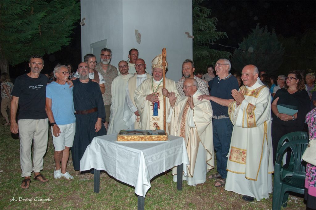 Festa del perdono all'eremo Lavra Stella Maris, benedetto il nuovo campanile. Mons. De Luca: «Qui una palestra dello spirito» 5 festa del perdono Eremo Lavra Stella Maris 2023 foto Bruno Caserio 1