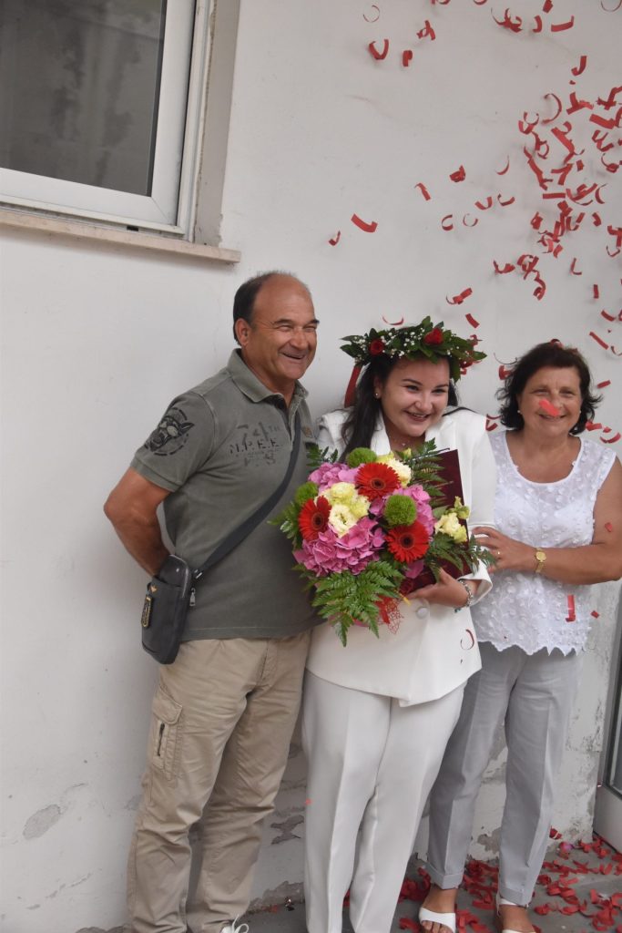 La vastese Chiara Cicchini si laurea in Scienze della formazione primaria 3 laurea3