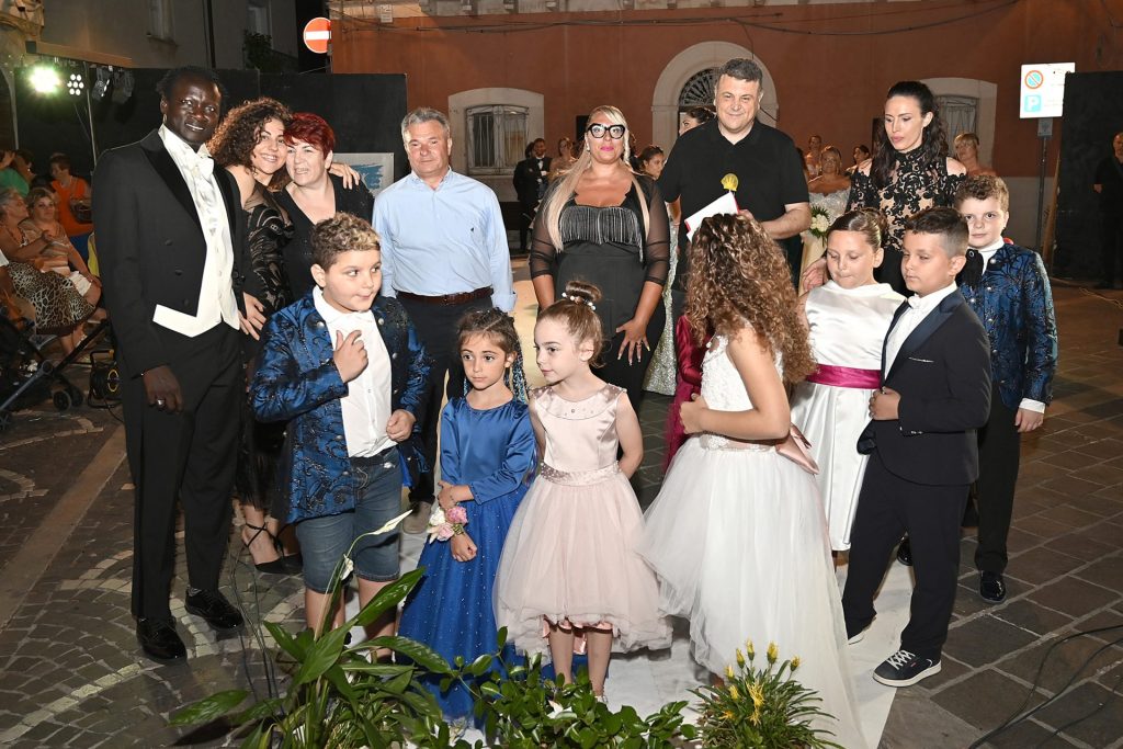 Serata di moda, spettacoli e musica ai piedi della Maiella 20 sta Lo staff organizzativo con il sindaco 1