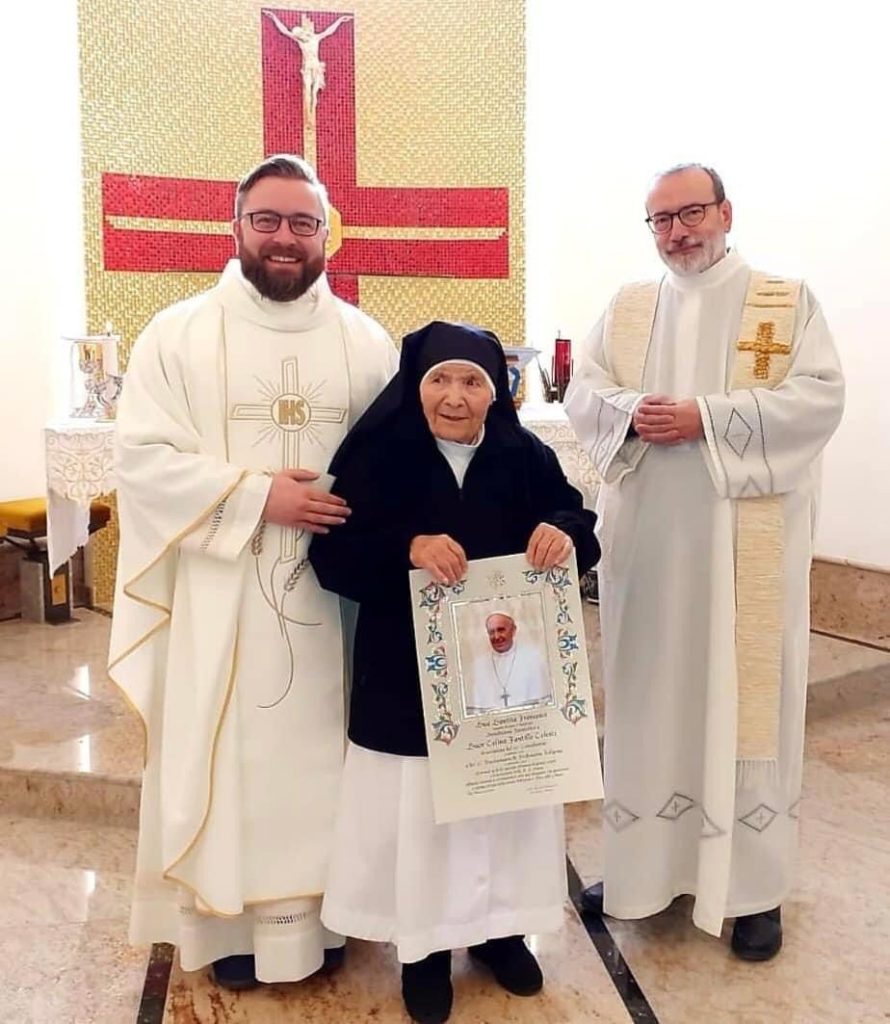 Si è spenta suor Celina Fantillo della diocesi di Termoli-Larino 2 suor Celina Fantillo al centro con don Claudio Cianfaglioni e don Antonio Di Lalla