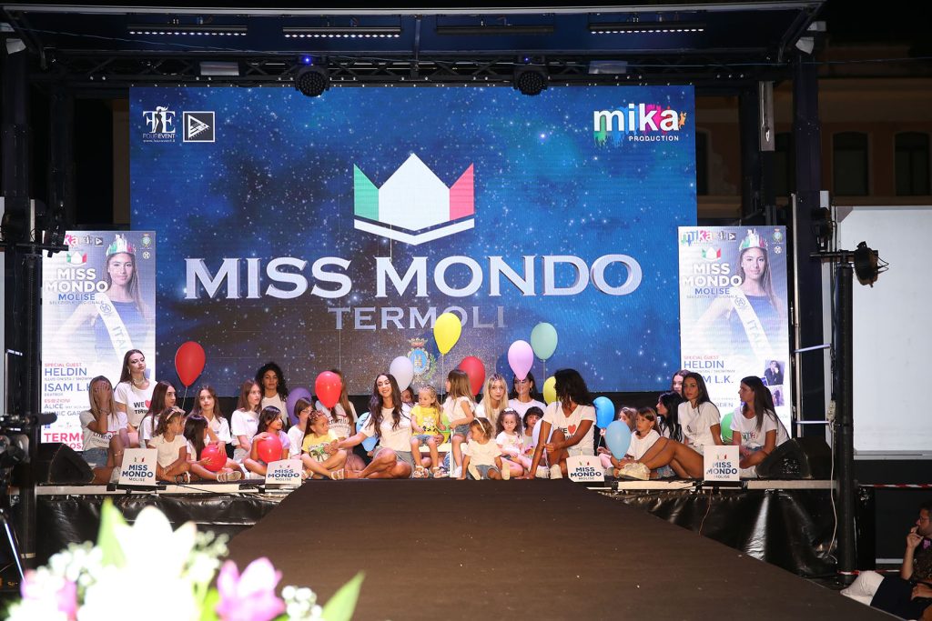 18 giovani abruzzesi e molisane elette alla tappa Miss Mondo a Termoli 16 IMG 3190 inizio con i bimbi e le miss copia
