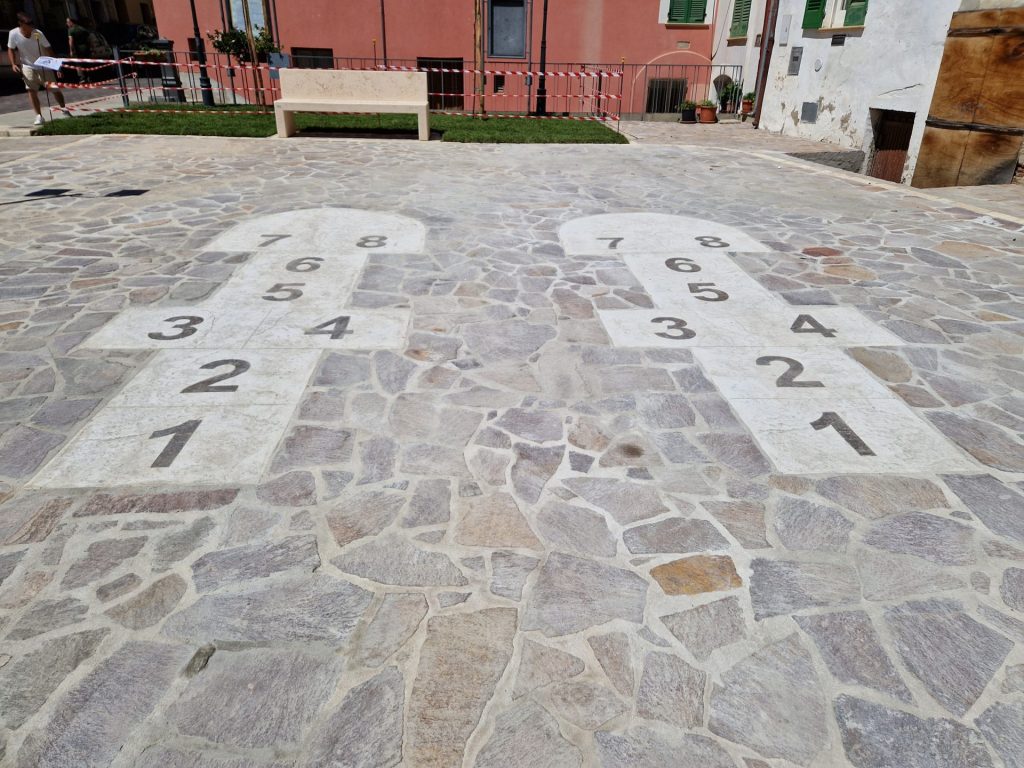 Pollutri, terminati i lavori in piazza e in chiesa 5 Nuova piazza pollutri 3