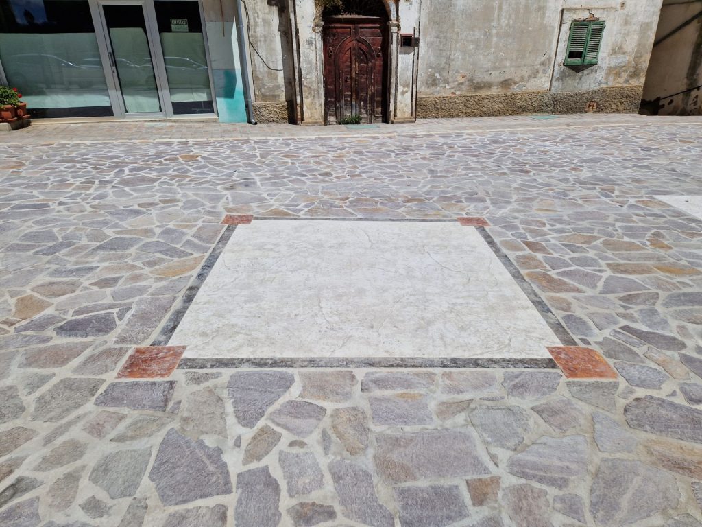 Pollutri, terminati i lavori in piazza e in chiesa 4 Nuova piazza pollutri 4