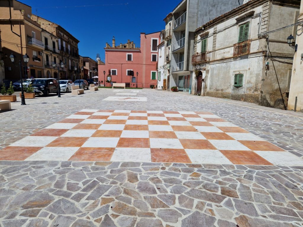 Pollutri, terminati i lavori in piazza e in chiesa 2 Nuova piazza pollutri 6