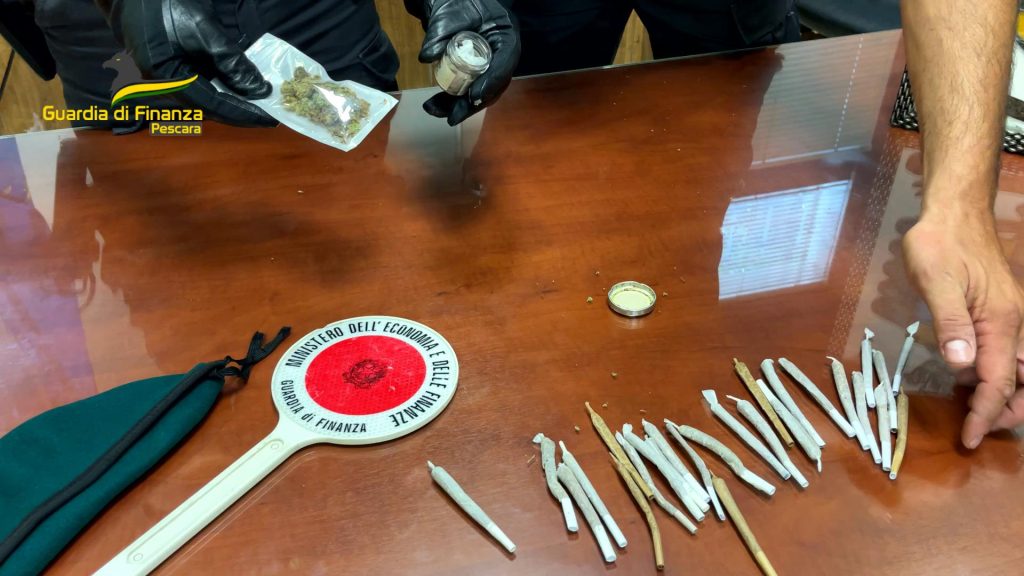 Lavoratori in nero per l'evento live di Fabri Fibra 2 droga
