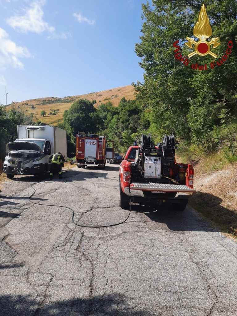 Furgone a fuoco a Castiglione Messer Marino 2 furgone2 1