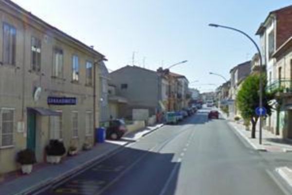 A sinistra, la stazione dei carabinieri di Cupello
