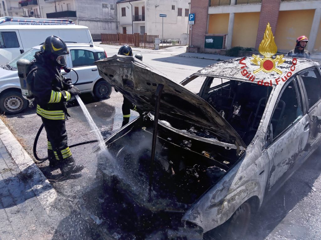 Auto a fuoco a Bojano 1 vdf1