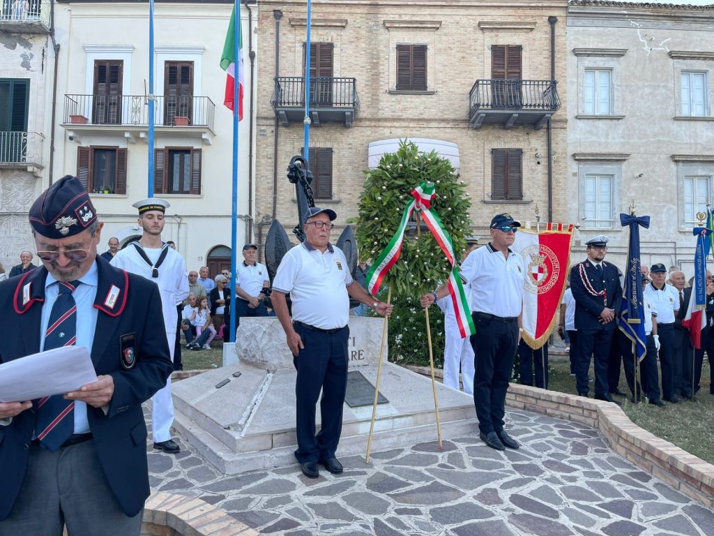 Oggi l'onore ai vastesi caduti in mare 7 1000097643