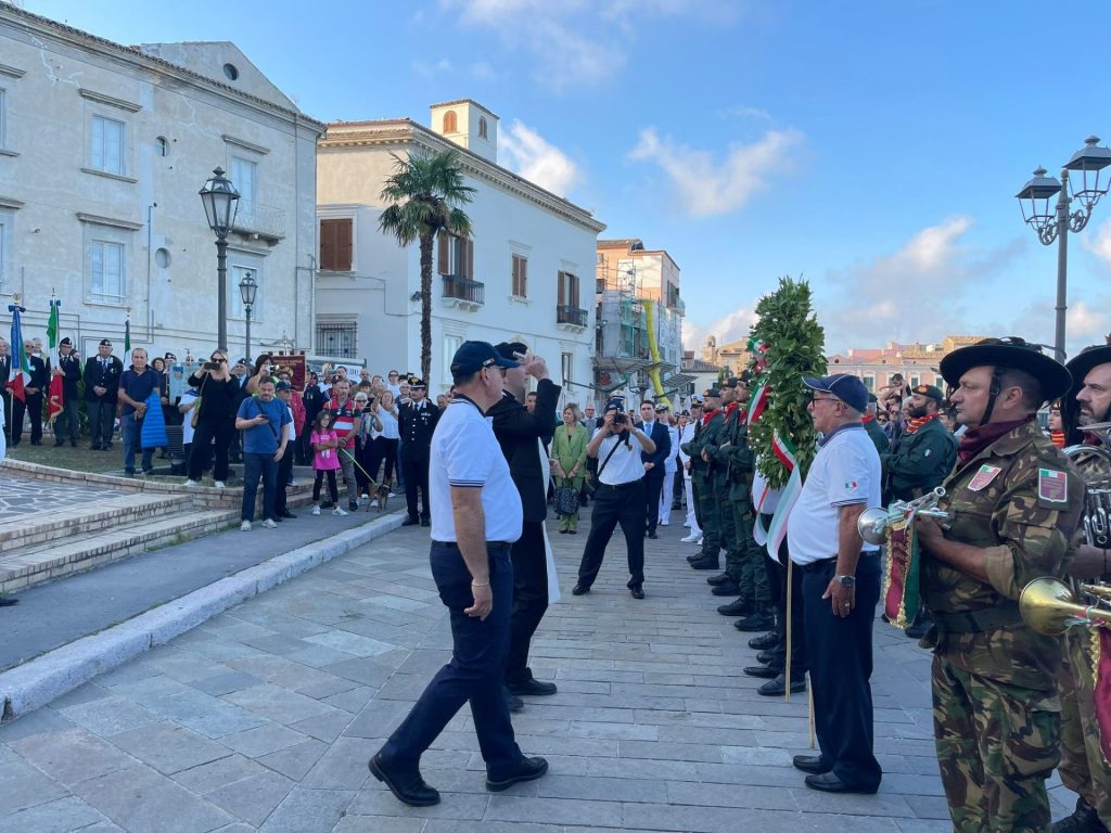 Oggi l'onore ai vastesi caduti in mare 6 1000097661