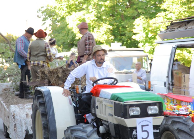 Sfilata dei carri di San Michele Arcangelo: un successo a Liscia 10 Liscia 10
